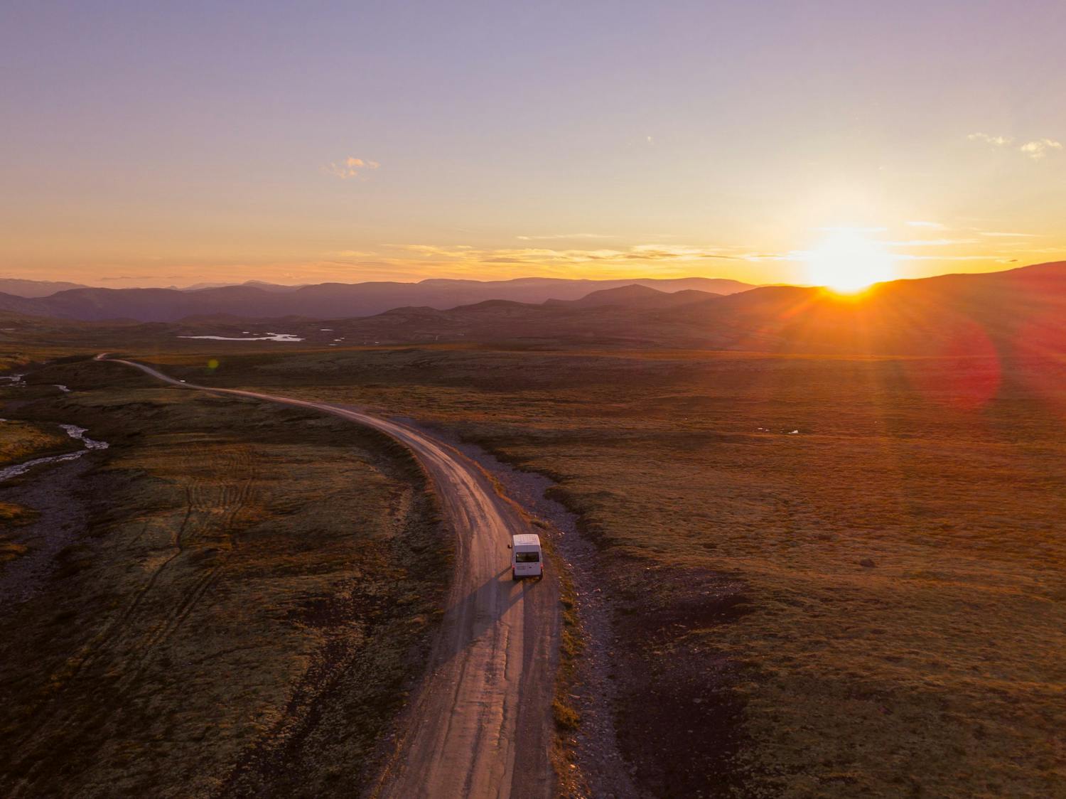 Lisas minibus fotograferet fra højderne med drone.